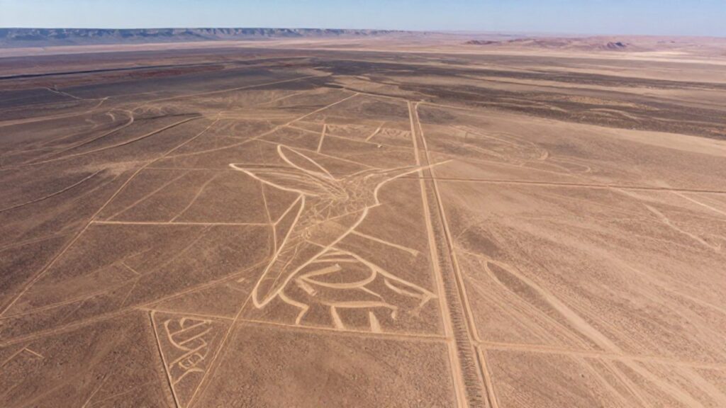 Vista aérea del geoglifo de un colibrí trazado sobre el desierto de Nazca en Perú.