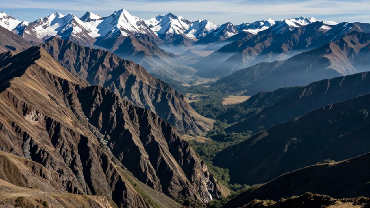 Los picos nevados de los Andes actúan como una barrera natural que separa la selva amazónica de las zonas costeras en el territorio peruano.