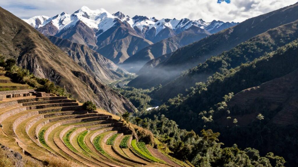 Paisaje que muestra la transición entre los picos nevados de los Andes, los valles con terrazas agrícolas de la sierra y la selva amazónica al fondo.