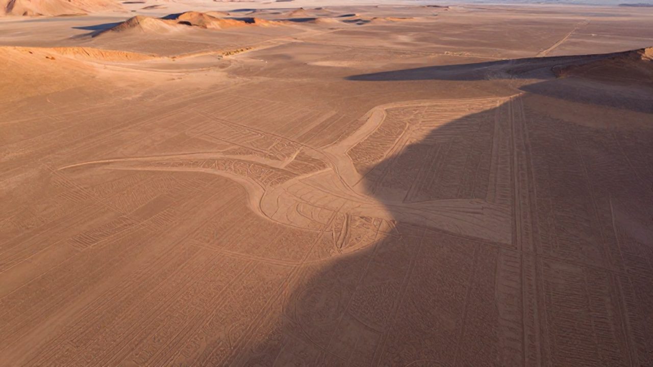 Vista aérea de los geoglifos en el desierto de Nazca, donde se aprecia un gran diseño con la figura de un colibrí trazado sobre el terreno árido.