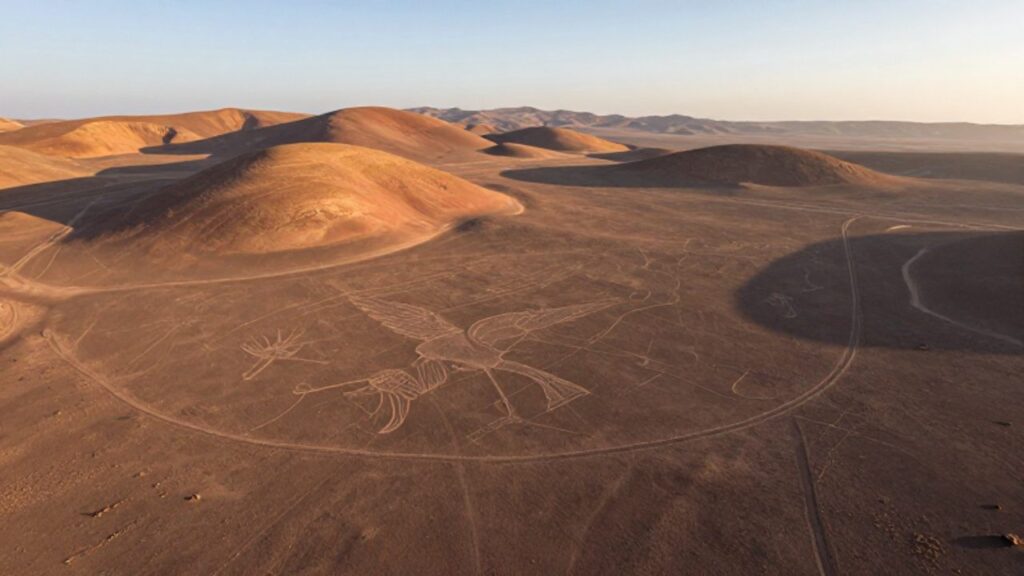 Vista aérea del geoglifo del colibrí trazado en el desierto de Nazca, Perú.
