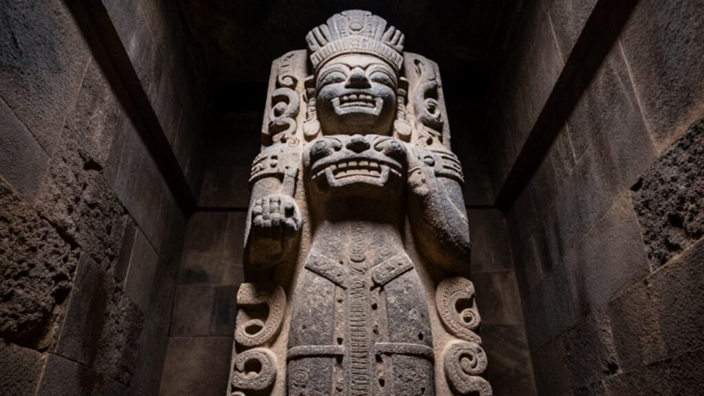 Escultura de granito del Lanzón Monolítico con relieves de colmillos y serpientes, situada en un estrecho pasadizo subterráneo de piedra en el templo de Chavín de Huántar.