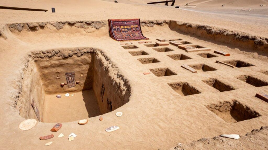 Comparativa entre una fosa funeraria profunda en forma de cono y una serie de cámaras rectangulares organizadas sobre la arena del desierto peruano.